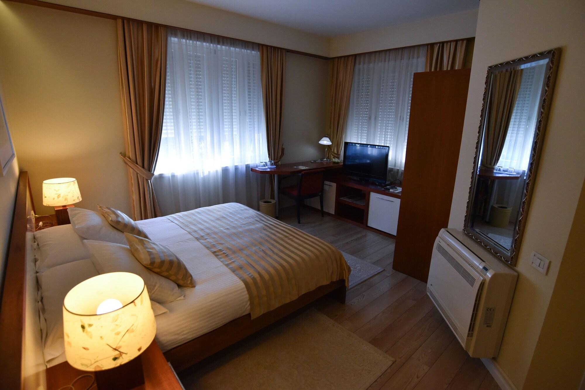 Hotel Sokrat 티라나 외부 사진